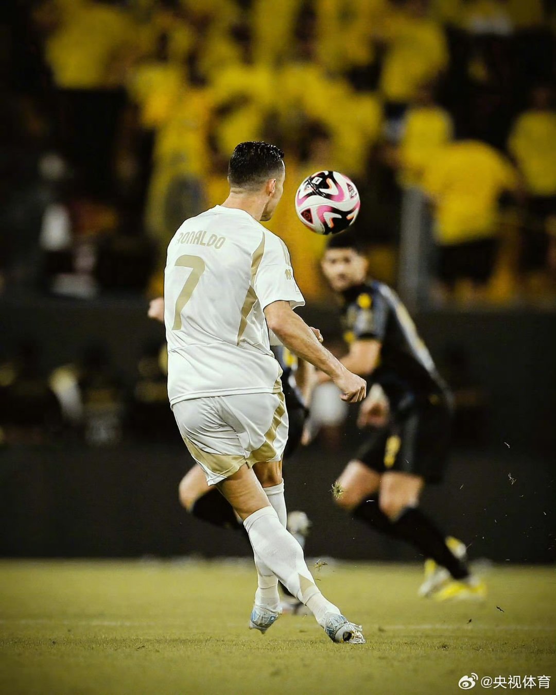 巴萨轻取本菲卡，C罗补时绝平德甲